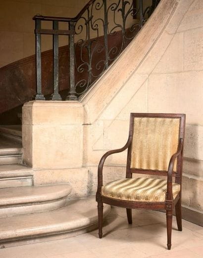 Armchair in mahogany and mahogany veneer...