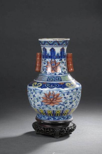 China, 19th century
Hu-shaped porcelain vase...