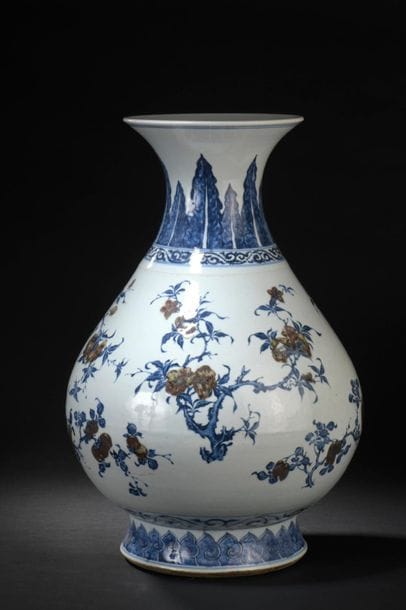 China, 18th century
Large wide-breasted vase...