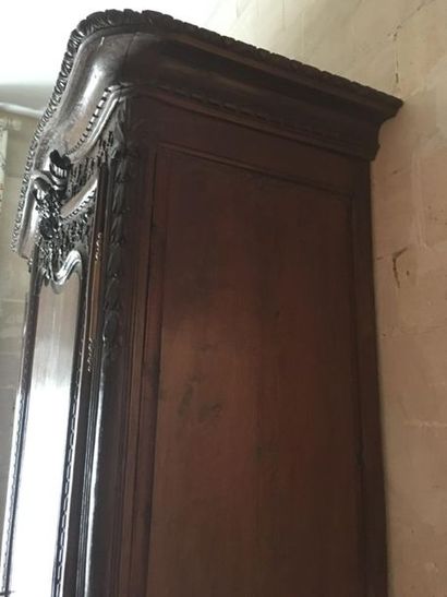 Armoire en chêne moulurée et sculptée Normandie...