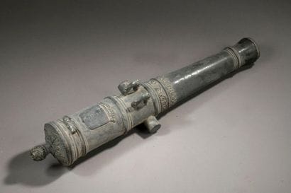 Bronze barrel, with chiselled reinforcing...