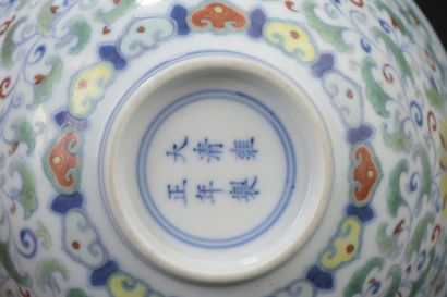 China, Yongzheng period (1723-1735) Porcelain
bowl...