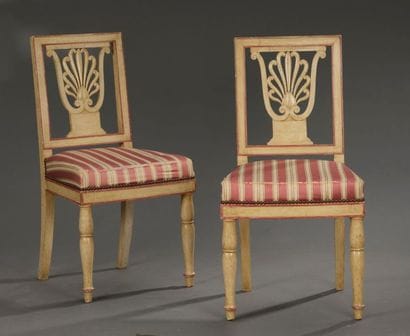 Paire de chaises en bois laqué estampillées...
