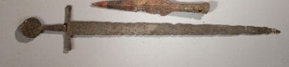 Digging sword, flat round pommel. Cross guard....