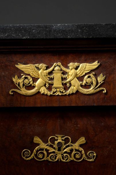 Commode en acajou et placage d'acajou d'époque...
