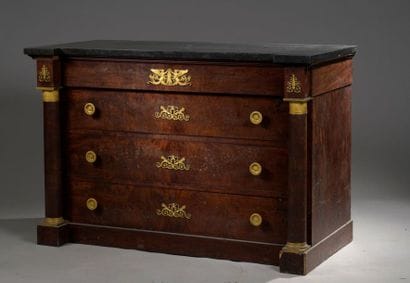 Commode en acajou et placage d'acajou d'époque...