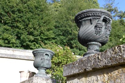 Paire de vases en bronze ciselé et patiné...