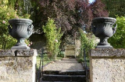 Paire de vases en bronze ciselé et patiné...
