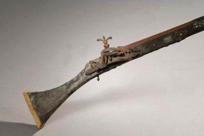 Long Moroccan flintlock rifle, known as a...