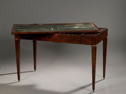 Table tric trac en acajou et placage d'acajou...