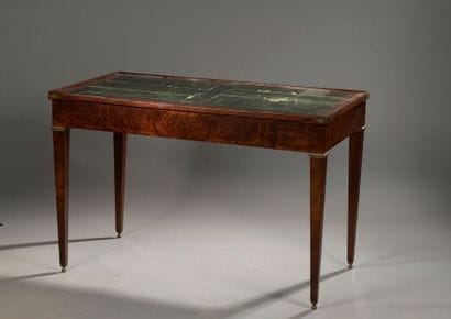 Table tric trac en acajou et placage d'acajou...