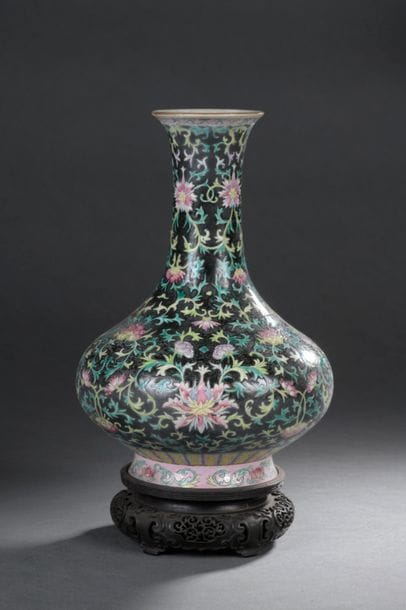 China, 19th century Baluster-shaped porcelain
vase...