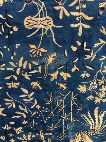 CHINA, 20th century
Large woollen carpet...
