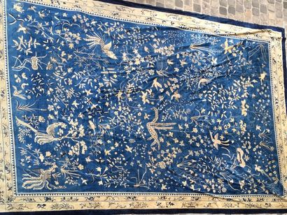 CHINA, 20th century
Large woollen carpet...