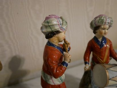 Rez-de-chaussée 

Hoetch

Trois sujets en...