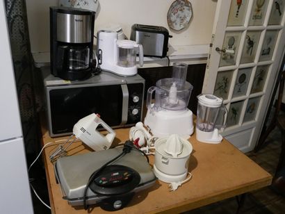 Rez-de-chaussée 

Lot de petits électroménagers :...