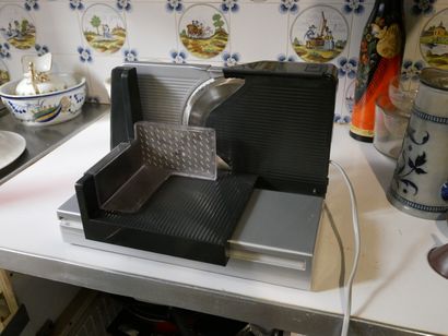 Rez-de-chaussée 

Trancheuse domestique Siemens



(état...