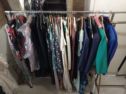 1er étage 

Lot de vêtements sur portant...