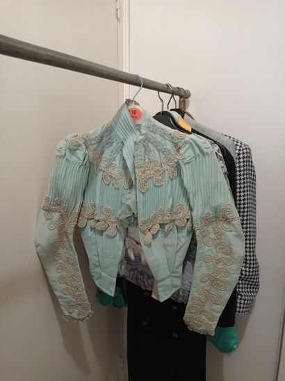 1er étage 

Lot de vêtements sur portant...
