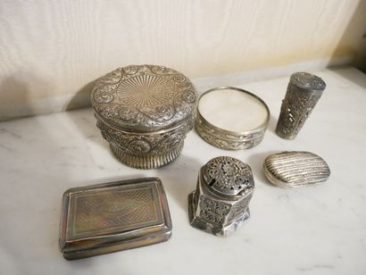 Rez-de-chaussée 

Petit lot en argent bas...