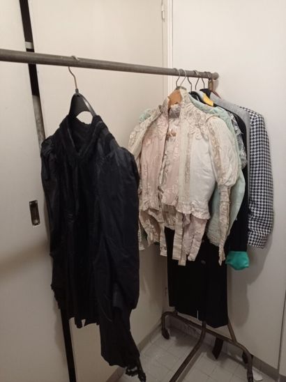 1er étage 

Lot de vêtements sur portant...