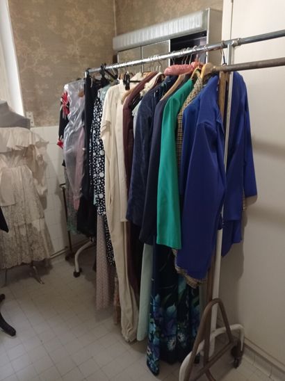1er étage 

Lot de vêtements sur portant...