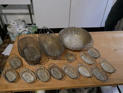 Rez-de-chaussée 

Lot de paniers, bannettes...