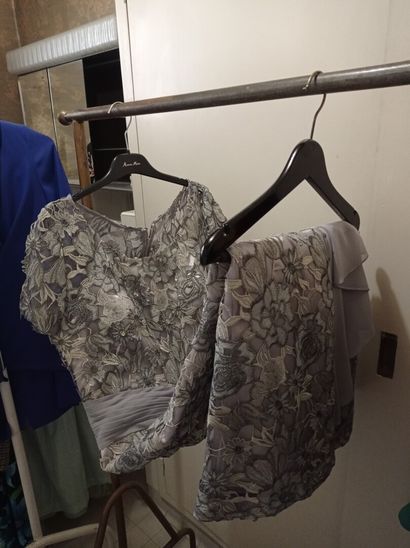 1er étage 

Lot de vêtements sur portant...