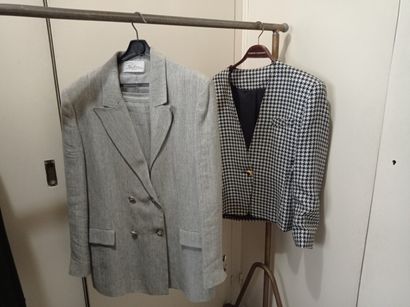 1er étage 

Lot de vêtements sur portant...