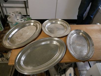 Rez-de-chaussée 

Lot de plats en métal argenté...