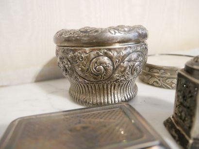 Rez-de-chaussée 

Petit lot en argent bas...