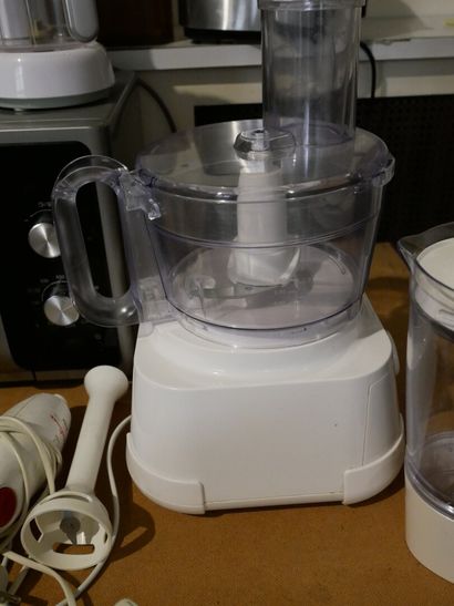 Rez-de-chaussée 

Lot de petits électroménagers :...