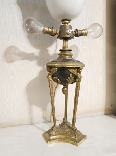 Rez-de-chaussée 

Lampe en bronze sur trépied,...