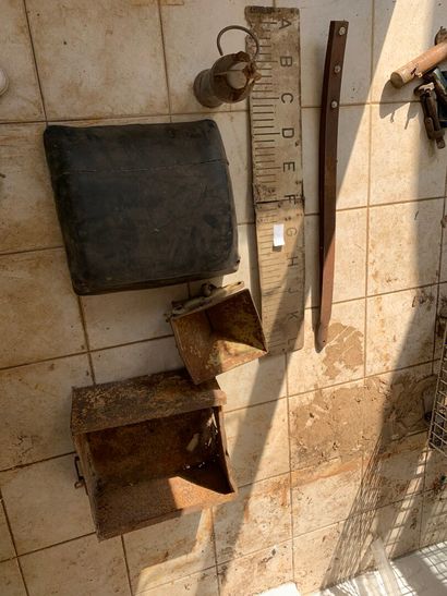 Lot including: cushion, ruler, leaf spring,...
