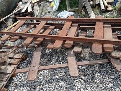 Lot de rails à voies étroites, en fer.

110...