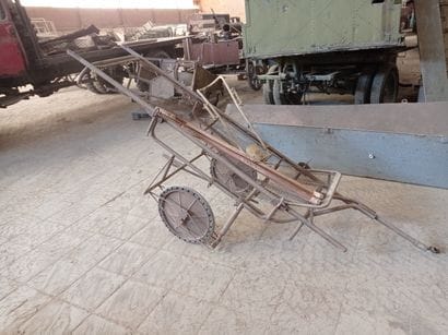 Brancard monté sur chariot et de pièces ...
