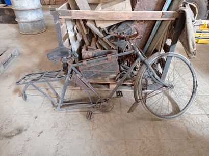 Vélo réglementaire, peint.