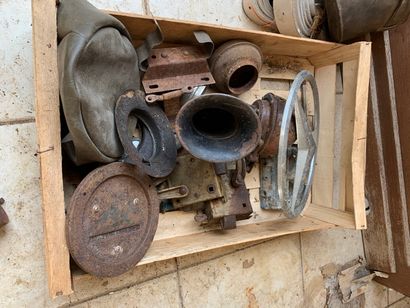 Lot: vehicle door handles, horns and mis...