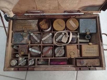 Caisse pour soins, avec fioles, bocaux et...