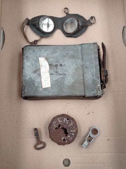 HC Lot: bidon d'huile, paire de lunette,...