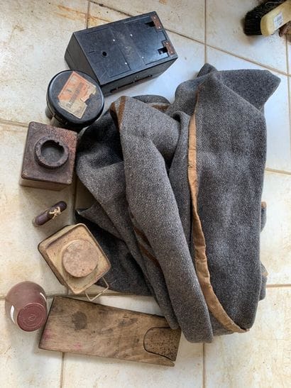 Lot : couverture, boîtes, tire-botte.