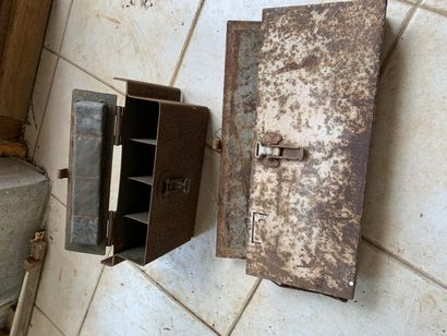 Set of 2 cases of on-board sets.