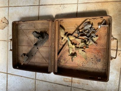 Lot: suitcase, bronze eagles.