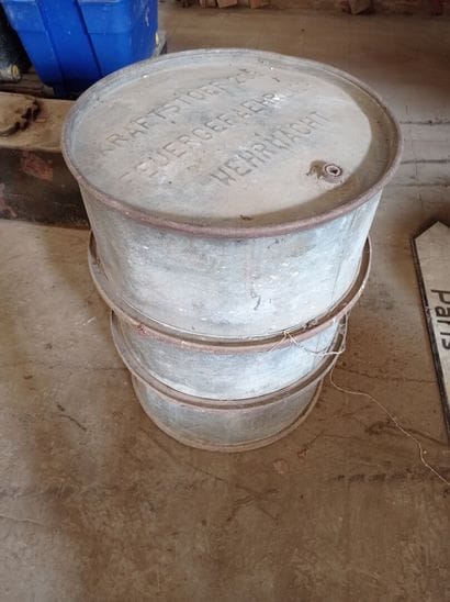 Fût de 200 litres d'essence, en tôle étamée,...
