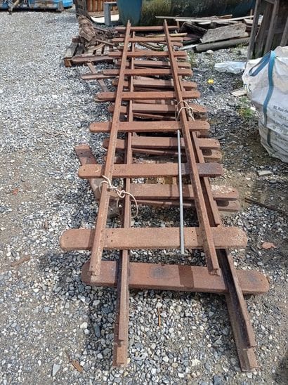Lot de rails à voies étroites, en fer.

110...