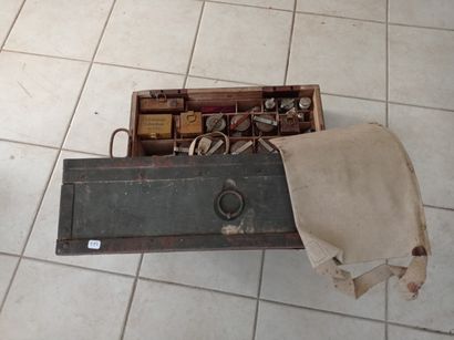 Caisse pour soins, avec fioles, bocaux et...