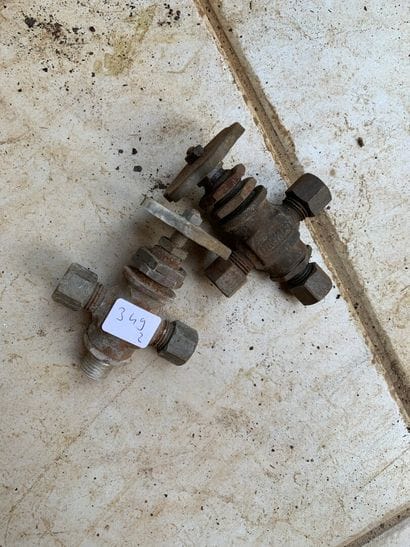 Set of 2 three-way valves for vehicles.