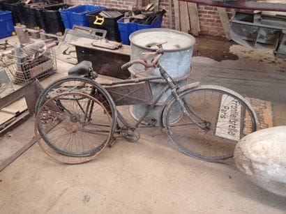 Vélo réglementaire, peint.