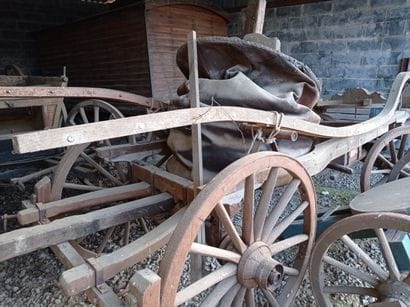 
Chariot hippomobile, avec soufflet de forge,...