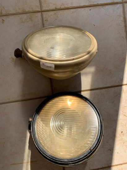 Two flat glass headlights. Ø of the glasses...